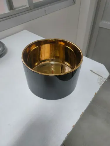 Cachepo Black interior dourado 19 cm