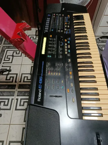 Teclado Roland e86 pouco uzado