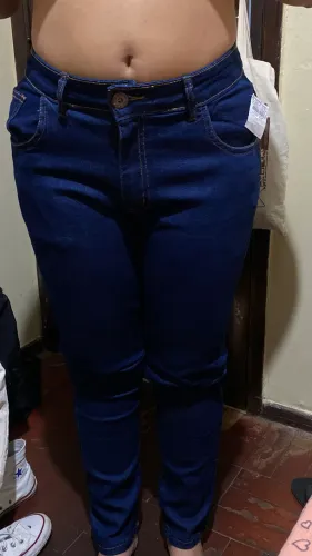Calça jeans lavagem escura e preta