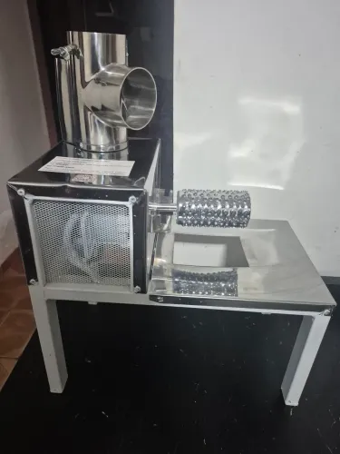 Vendo Ralador Industrial de mandioca, milho, queijo e etc. Ideal para produção de bolos .