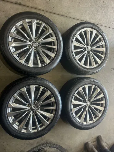 Rodas aro 17 Corolla 2025 originais + pneus Bridgestone 90%