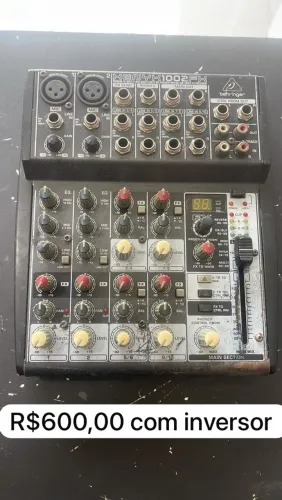 Mesa behringer 1002