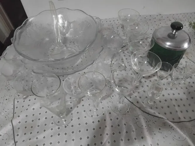 Conjunto para serviço com xícaras,  poncheira com concha,  bomboniere e taças. 