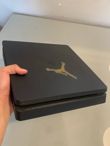 PS4 Slim + 3 controles + Estação de carregamento + 6 Jogos físicos