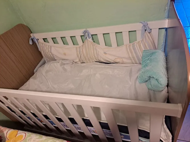 Berço com colchão 