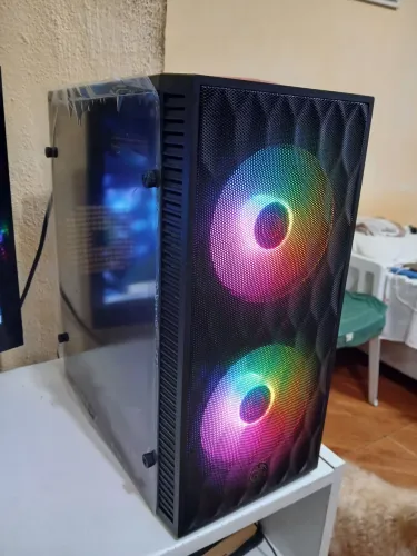 Somente Gabinete e hardware. Excelente desempenho.