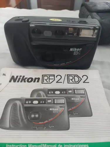 Máquina fotográfica Nikon 35 mm.
