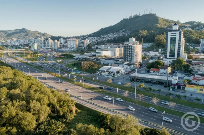 Sala comercial semimobiliada no coração da Agronômica, em Florianópolis