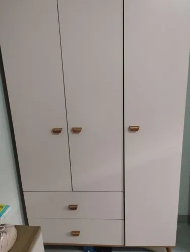 Guarda roupa+cômoda com detalhes de uso