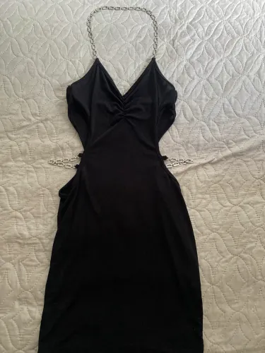 Vestido preto aberto aos lados