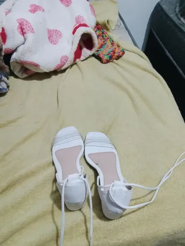 Vendo uma sandália branca semi nova