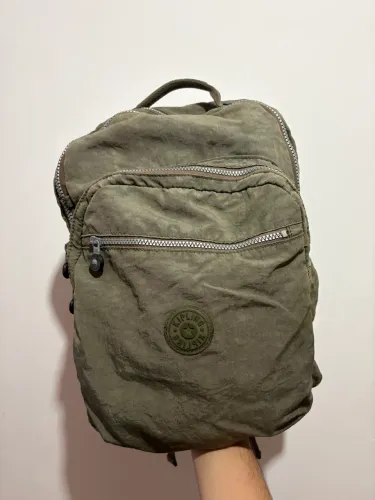 Mochila Kipling Seoul Large Original na cor verde oliva.