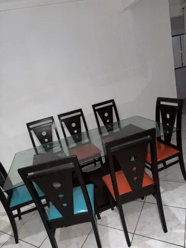 Mesa de vidro com 8 cadeiras
