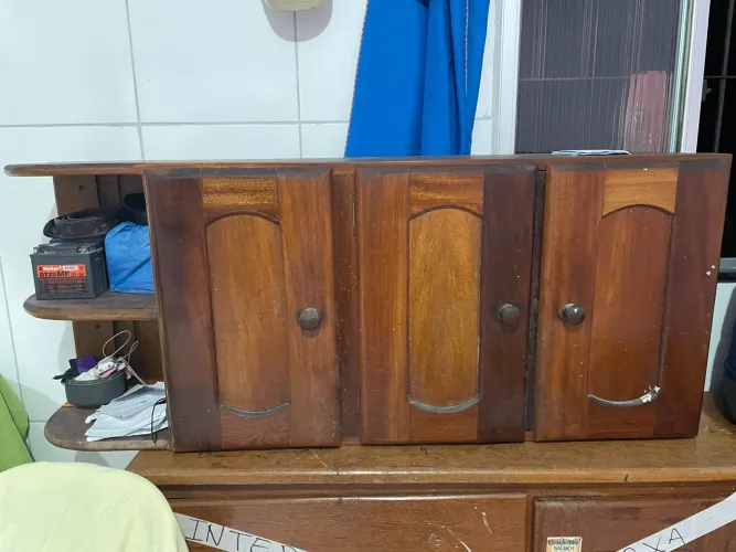 Vende se um armário de madeira semi novo no valor de 250 reais