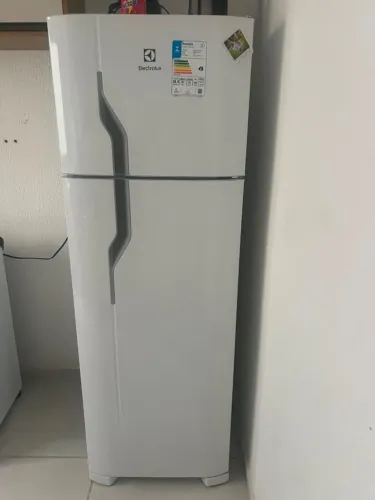 Geladeira 260L em boa condição