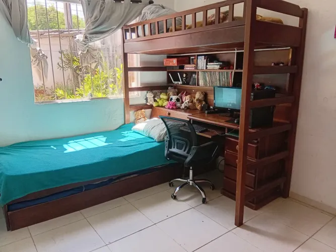 Vendo treliche com escrivaninha  e bau