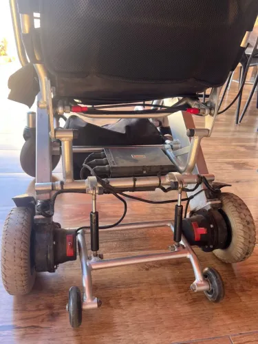 Cadeira de roda motorizada dobrável leve