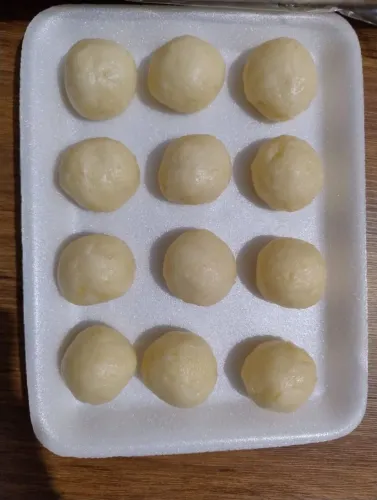Pão de queijo caseiro artesanal congelado.