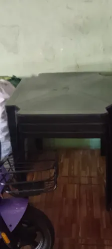 Conjunto de mesas e cadeiras de plástico