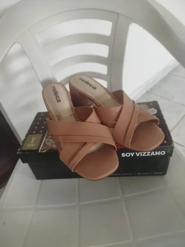 Vende-se sandália