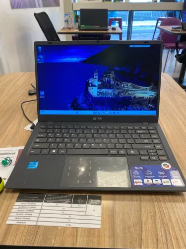 Vende-se notebook semi-novo