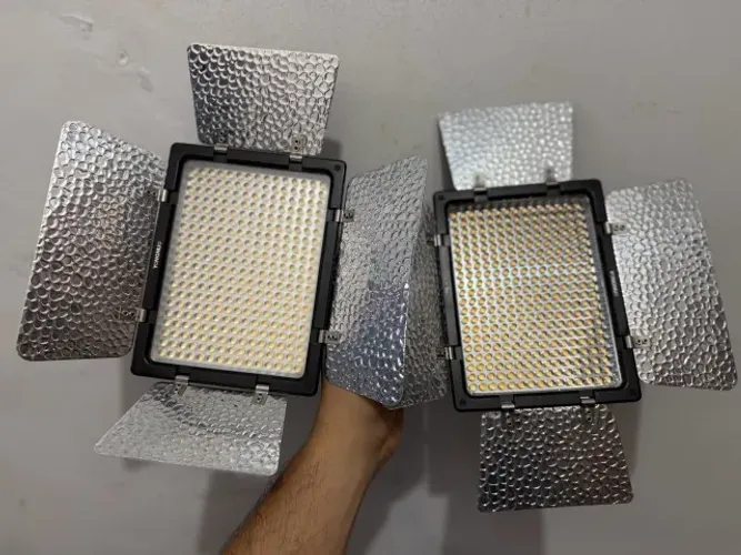 Kit 2 Iluminadores LED Yongnuo YN300 III + 1 Fonte