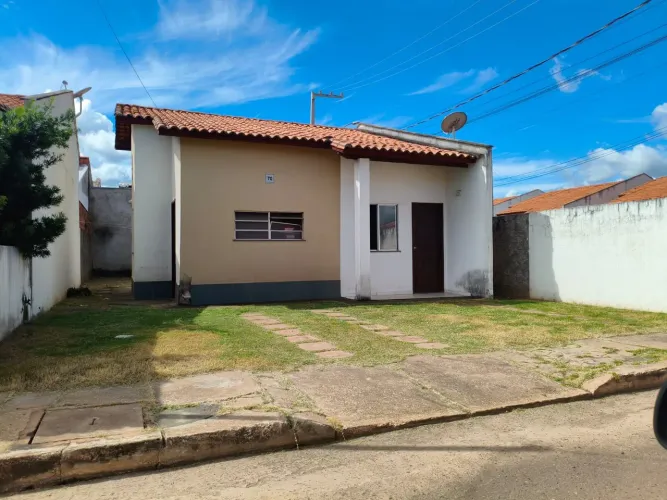 Alugo casa em condomínio na Av. Pedro Neiva de Santana