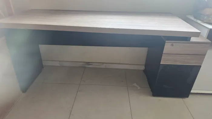 Escivaninha MDF preto com madeira