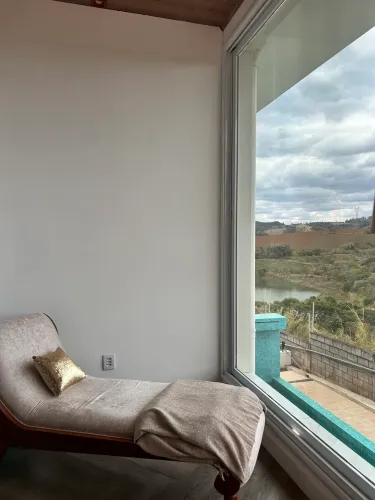 Divã / Chaise Longue Clássico em Madeira Maciça - Impecável (1,50m)
