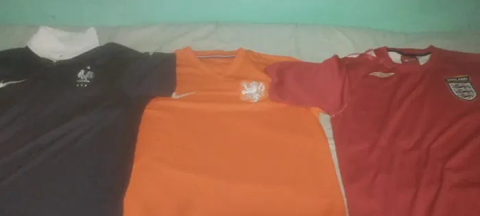 Disponíveis três camisas de time estrangeira originais vendidas separadamente