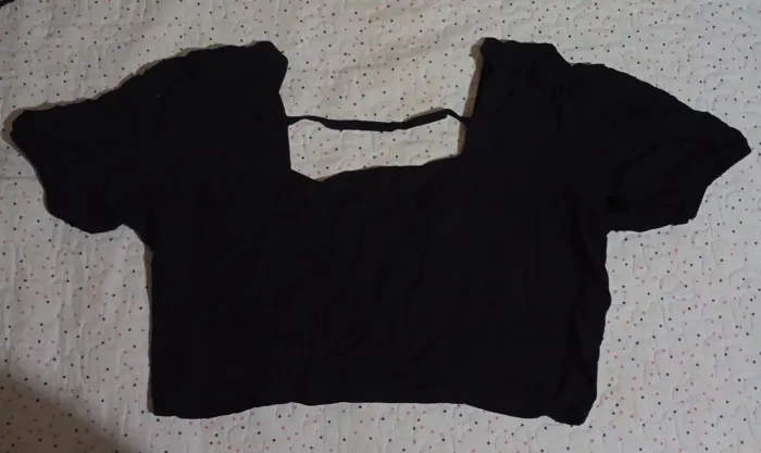 Ccropped preto com pequeno detalhe na parte de trás