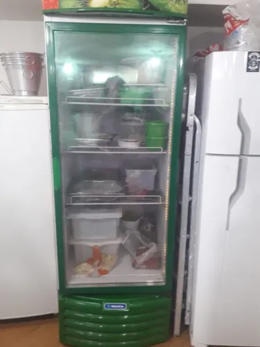 Duas geladeiras (uma expositora)