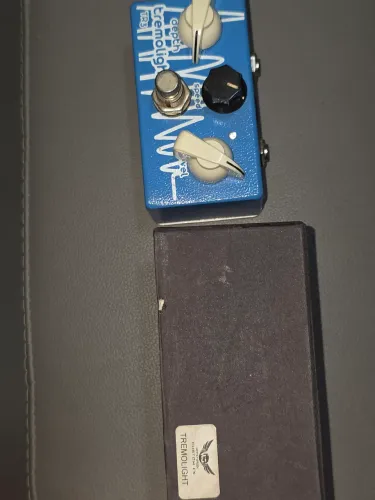 Pedal White and Green Tremolight
