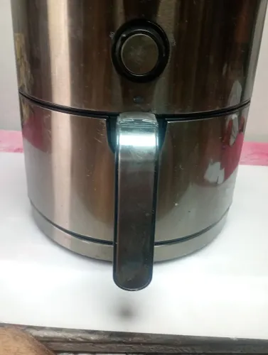 fritadeira elétrica Philco de 4,6 litros inox titânio funcionando perfeitamente