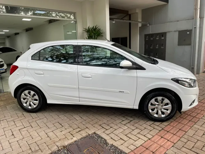 Chevrolet Onix Hatch LT 1.0 8V Flex Mec. 4P 2017