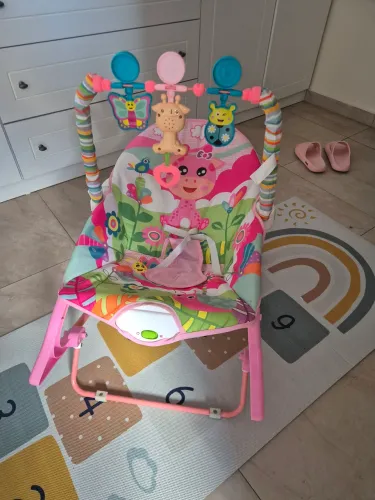 Cadeirinha de descanso musical vibratória Funtime Maxibaby 18kgs rosa.