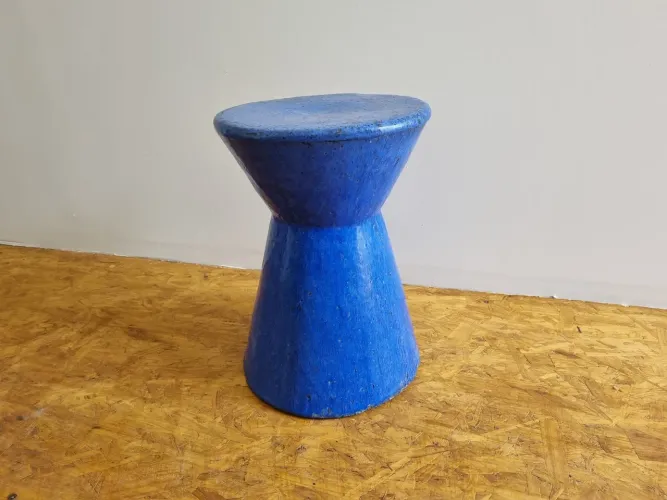 Banquetas em cerâmica esmaltada 