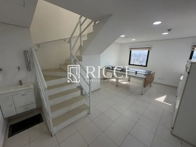 Sala Comercial de Alto Padrão no Boqueirão: 4 Salas, 2 Banheiros, Vaga de Garagem - Santos