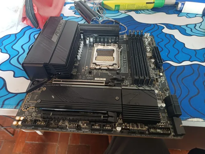 Placa-Mãe Gigabyte B650M Aorus Elite AX (AM5, DDR5) - Detalhe no PCB