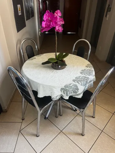 Conjunto mesa e 4 cadeiras em metal cromado e vidro.