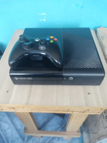 Xbox super slim rgh3 HD 500gb com 30 jogos e um controle original