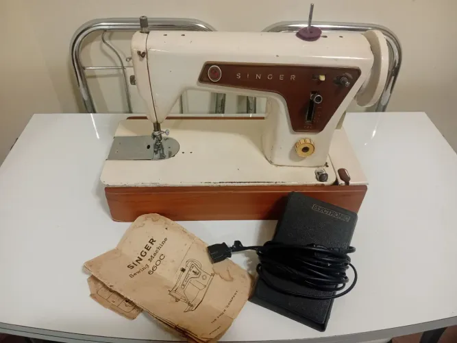 Máquina de Costura Singer 660C Antiga