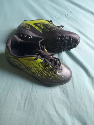 Chuteira Umbro infantil número 28