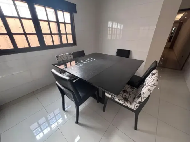 Mesa de Jantar 6 Lugares com Tampo de Vidro e 6 Cadeiras - Excelente Estado