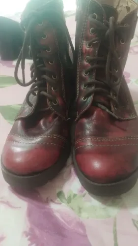 Bota infernizada feminina