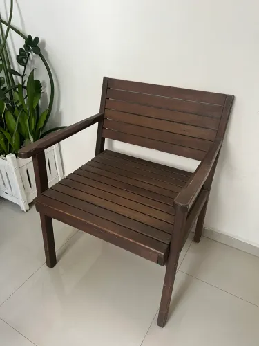 Cadeira em madeira maciça