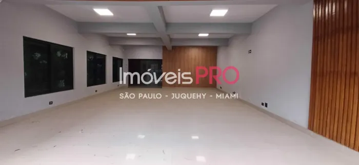 Prédio com 4 andares, todo reformado com 700m² em Moema Pássaros.