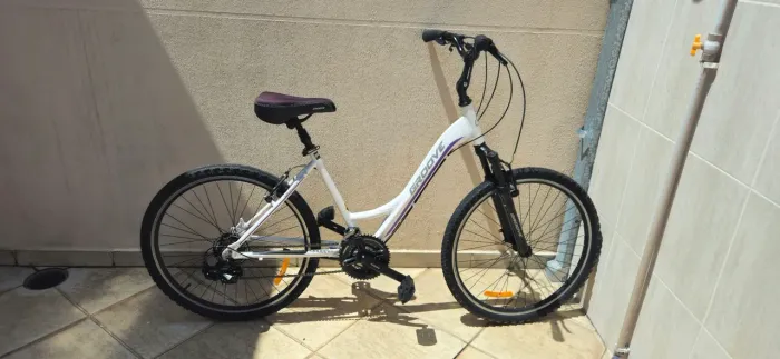 Vendo bike GROOVE branca modelo easy step, impecábel. Aro 36 21v