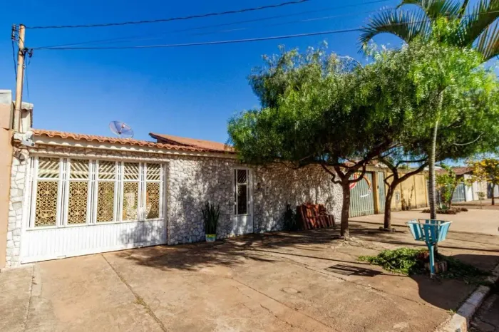 Casa Ampla com 5 Suítes, Porcelanato e Amplo Espaço de Garagem Para Venda na QND 32 - Tagu