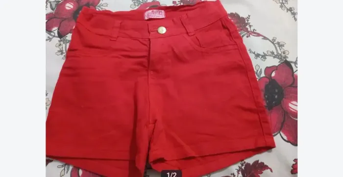 Vendo essa bermuda por apenas 35 reais usada uma vez só semi nova numeração 42